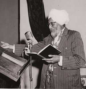 Ishar Singh 'Ishar' Bhaiya reciting a poem