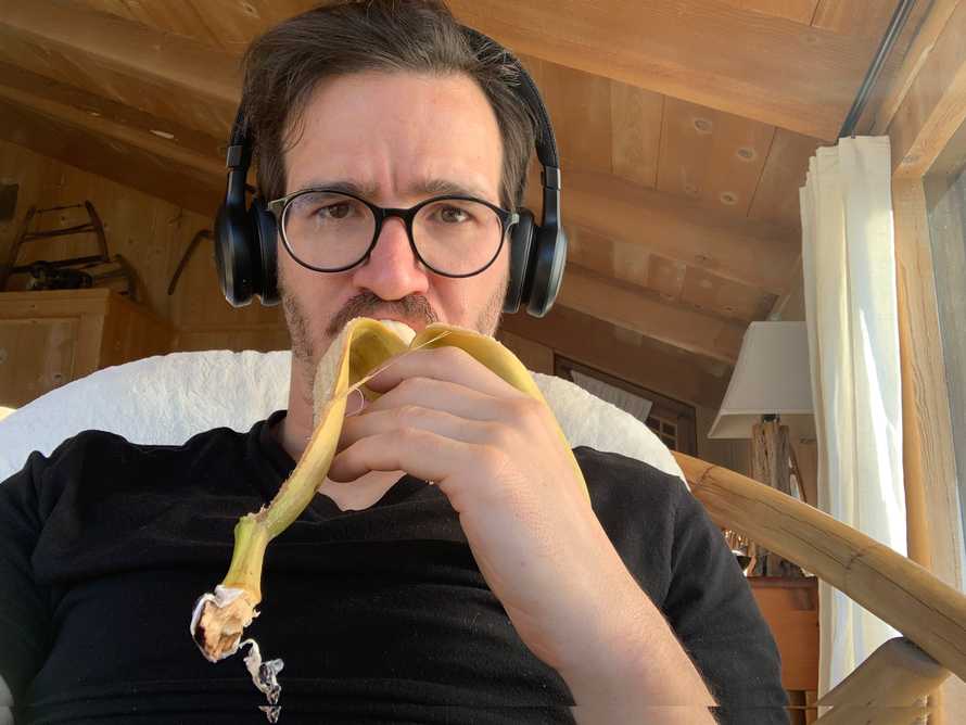 Swiz eating a BFCM banana