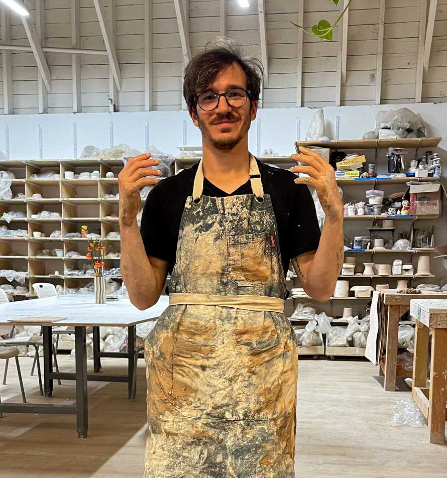 Swizec at pottery class