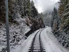 rails in de sneeuw