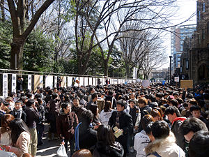 English: A crowd has gathered to take part of ...